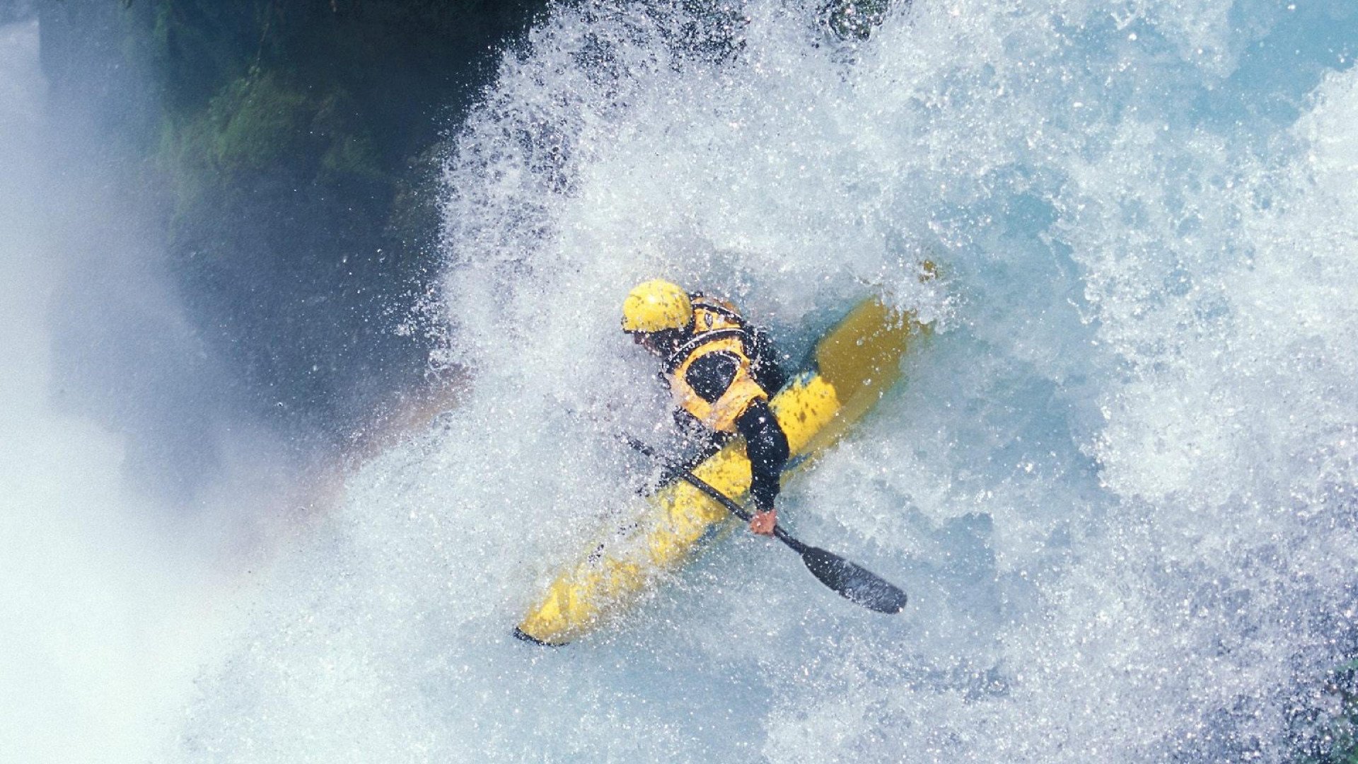 “高新体育中心:羽毛球选手们上演极限对决”