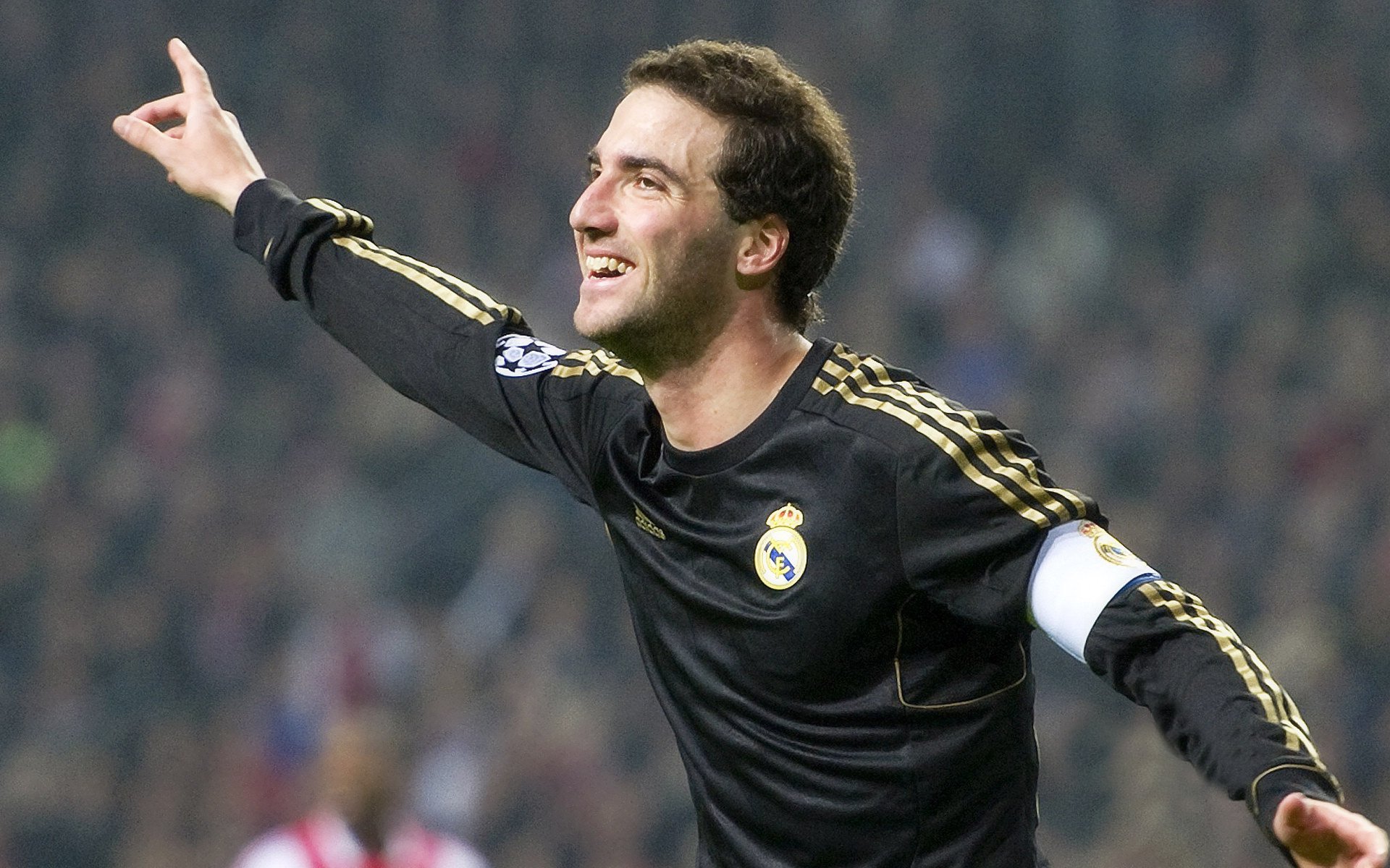 爱爱游戏-拜仁战术执行精度高，博卡失误频频，拜仁球星卡